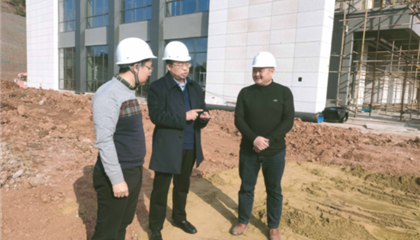 遂寧興業(yè)集團(tuán)黨委副書記、監(jiān)事會(huì)主席、工會(huì)主席石鎮(zhèn)槐深入遂寧市興學(xué)商務(wù)中心項(xiàng)目、公共衛(wèi)生臨床醫(yī)療中心一期項(xiàng)目進(jìn)行實(shí)地巡查