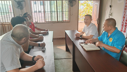 向誠率隊(duì)到聯(lián)系村宣講黨的二十屆三中全會(huì)、省委十二屆六次全會(huì)精神并調(diào)研督導(dǎo)駐村幫扶工作